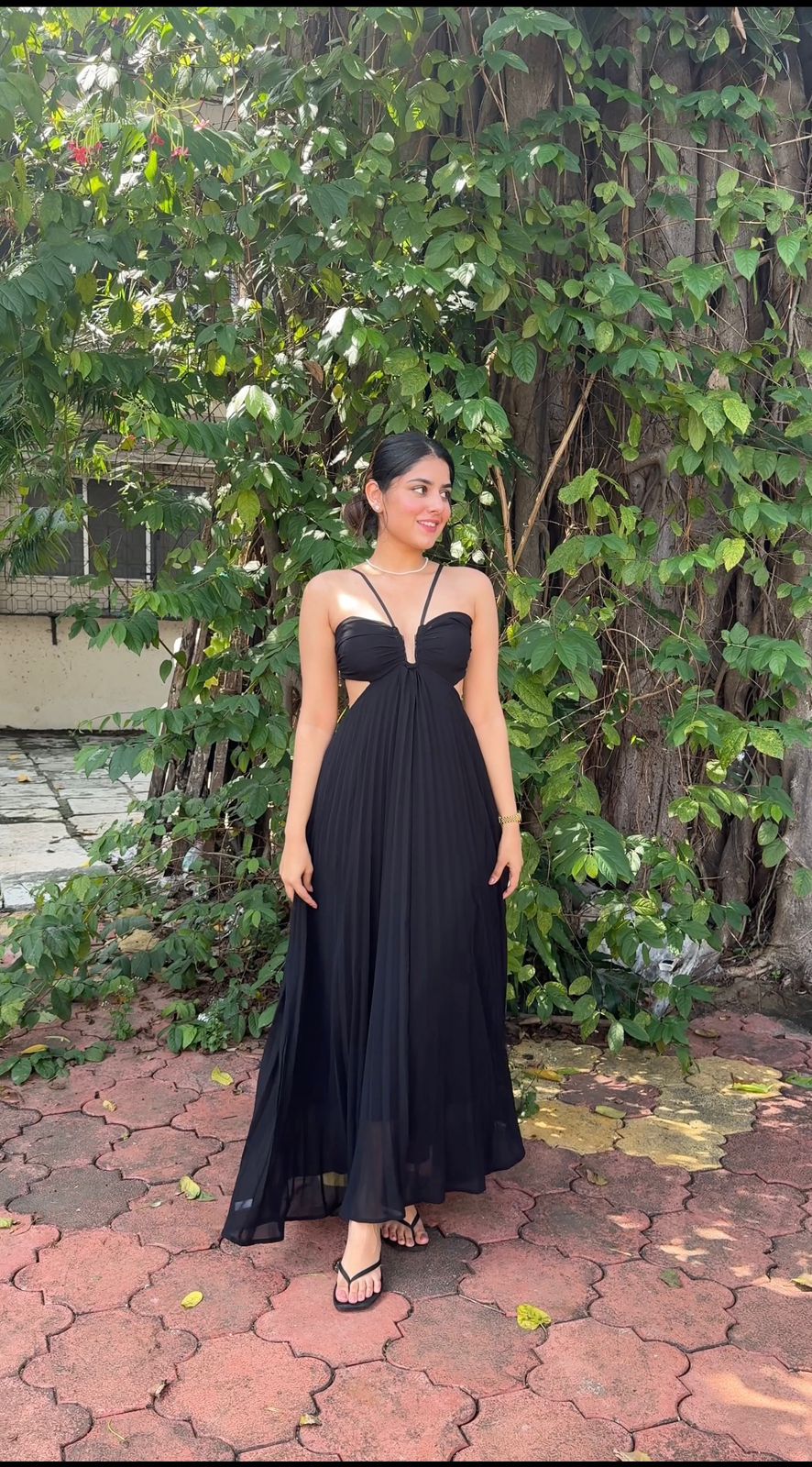 Saresa black dress